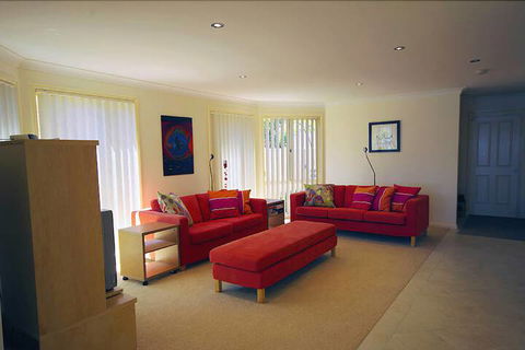 Blue Water At Mannering Park - Accommodation Sydney 2