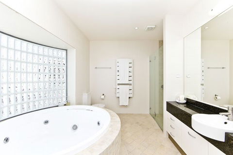 Whale View - Accommodation Sydney 5