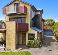 The Island Manor family seaside stay with views - Accommodation Sydney