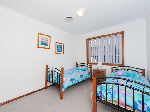 Little Rocky At Fingal Bay - Sydney 4u 1