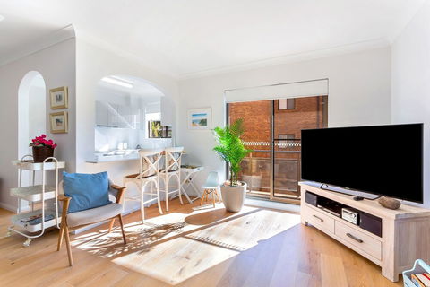 Victory Court Unit 1 / 3 7 Columbia Close - Sydney 4u 6