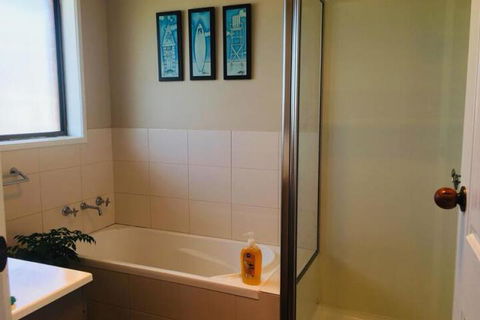 QUEEN BEDROOM FRIENDLY HOME PORTLAND - Sydney 4u 3
