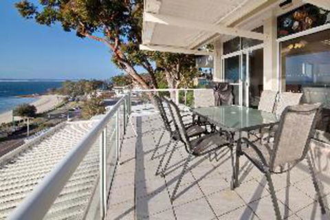 3 Bedroom House Classic View 2 / 49 Victoria Parade FREE WIFI - Accommodation Sydney 3