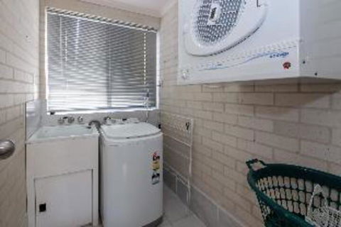 3 Bedroom House Classic View 2 / 49 Victoria Parade FREE WIFI - Accommodation Sydney 2