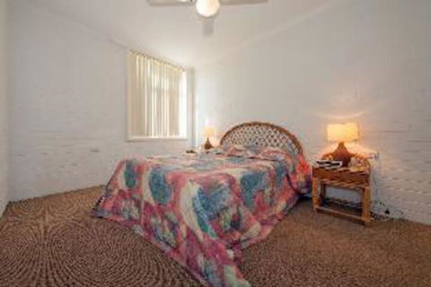 2 Bedroom Apartment Little Hut Unit 3 20 Kurrawa Close - Accommodation Sydney 3