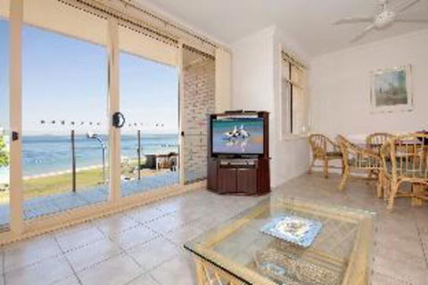 2 Bedroom Apartment Little Hut Unit 3 20 Kurrawa Close - Accommodation Sydney 4