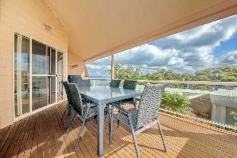 3 Bedroom Villa Moy At Nelson Bay 2 / 30 Thurlow Avenue FREE WIFI - Accommodation Sydney 0