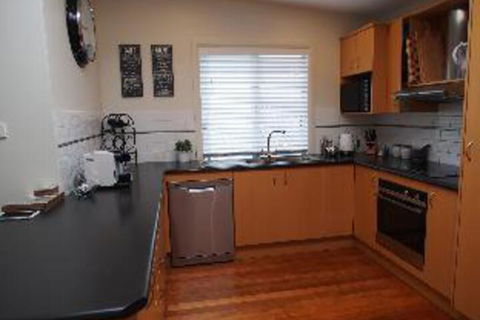 3 Bedroom House Government Road 117a Pollys View FREE WIFI & PET FRIENDLY - Accommodation Sydney 5