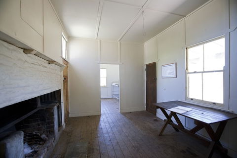 Brackens Hut - Sydney 4u 3