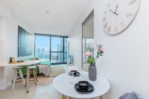 SKY Heart Of BNE City 2bed APT Pool& Gym Qbn222-18 - Sydney 4u 6