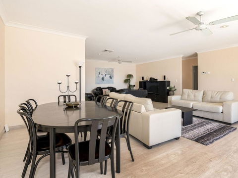 Lakeshore Apartments Unit 5 - Sydney 4u 2