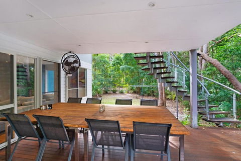 2 Satinwood Drive Rainbow Shores Executive Level Beach House Pool Walk To Beach - Sydney 4u 2