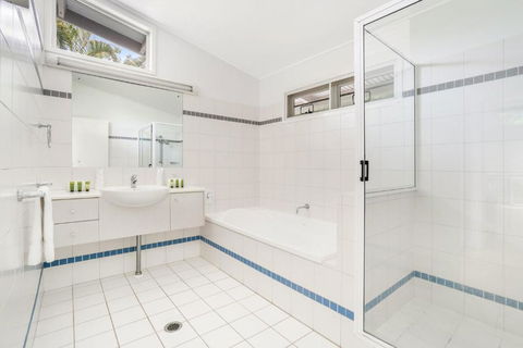 2 Satinwood Drive Rainbow Shores Executive Level Beach House Pool Walk To Beach - Sydney 4u 1