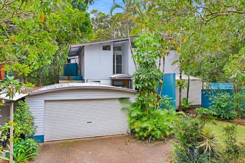 2 Satinwood Drive Rainbow Shores Executive Level Beach House Pool Walk To Beach - Sydney 4u 5