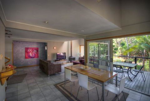 6 Satinwood Drive Rainbow Shores Stylish Beach House Free WiFi - Sydney 4u 1