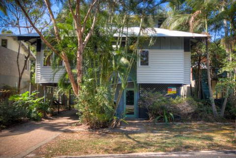 6 Satinwood Drive Rainbow Shores Stylish Beach House Free WiFi - Sydney 4u 4