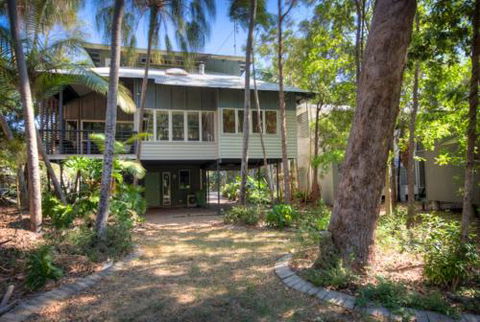 6 Satinwood Drive Rainbow Shores Stylish Beach House Free WiFi - Sydney 4u 2
