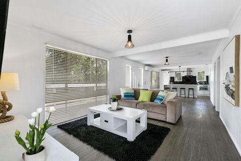 Beauty AND THE Peace - Inlet Side - Accommodation Sydney 1