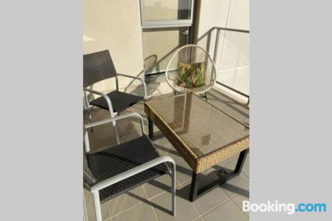 SKY GARDENS SUNSET RIVER VIEW NETFLIX WINE PARKING - Sydney 4u 3