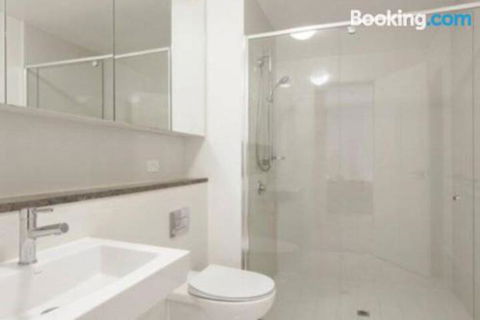 SKY GARDENS SUNSET RIVER VIEW NETFLIX WINE PARKING - Sydney 4u 2