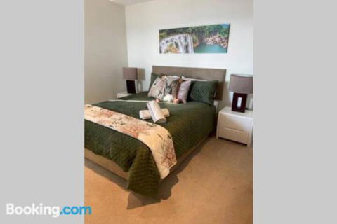 SKY GARDENS SUNSET RIVER VIEW NETFLIX WINE PARKING - Sydney 4u 5
