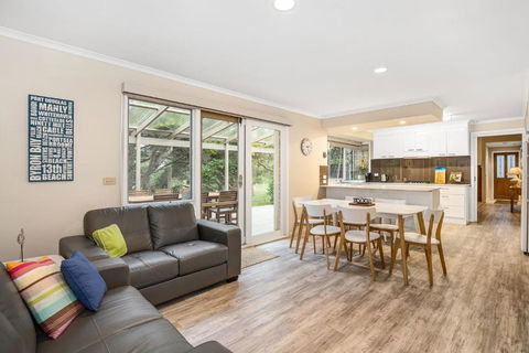 Hilltop Beach House: Newly Updated - Accommodation Sydney 3