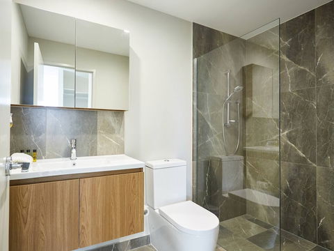 Luxurious 2bed 2bath APT With Parking@southport - Sydney 4u 2