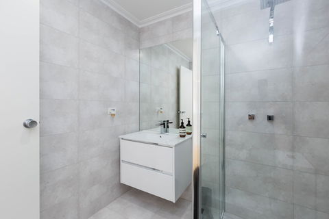 ROLAND, 1BDR Melbourne Apartment - Sydney 4u 6