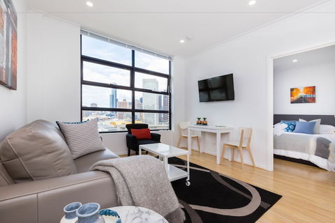ROLAND, 1BDR Melbourne Apartment - Sydney 4u 2