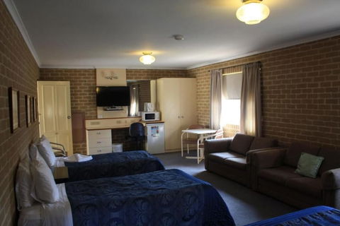 Grand Manor Motor Inn - Queanbeyan - Sydney 4u 6