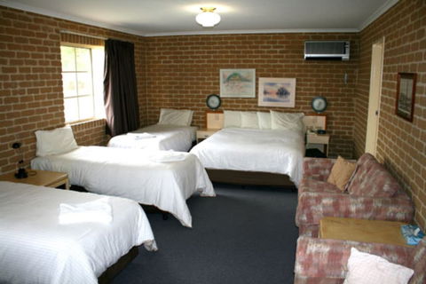 Grand Manor Motor Inn - Queanbeyan - Sydney 4u 5