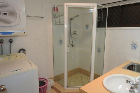 Immaculate First Floor Waterfront Unit Welsby Pde Bongaree - Sydney 4u 4