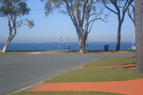 Immaculate First Floor Waterfront Unit Welsby Pde Bongaree - Sydney 4u 0