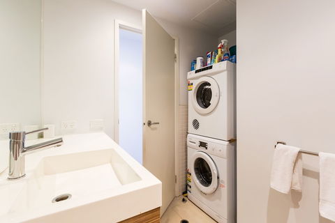 RIVER, 1BDR Melbourne Apartment - Sydney 4u 5
