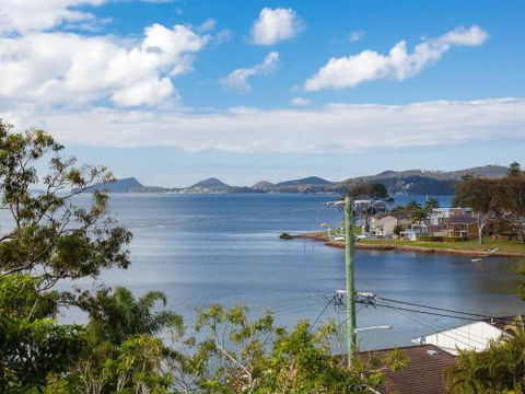 Iluka 46 Soldiers Point Rd Stunning Air Conditioned House With WIFI & Water Views - Sydney 4u 0
