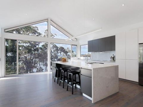 Iluka 46 Soldiers Point Rd Stunning Air Conditioned House With WIFI & Water Views - Sydney 4u 2