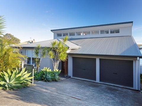 Absolute Waterfront Lakehouse Fishing Point Waterfront Pool Jetty - Accommodation Sydney 3