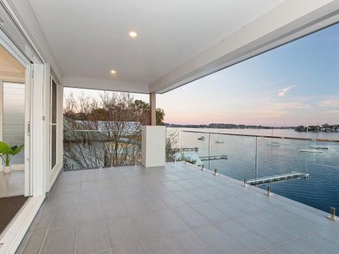 Absolute Waterfront Lakehouse Fishing Point Waterfront Pool Jetty - Accommodation Sydney 4