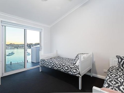 Absolute Waterfront Lakehouse Fishing Point Waterfront Pool Jetty - Accommodation Sydney 2