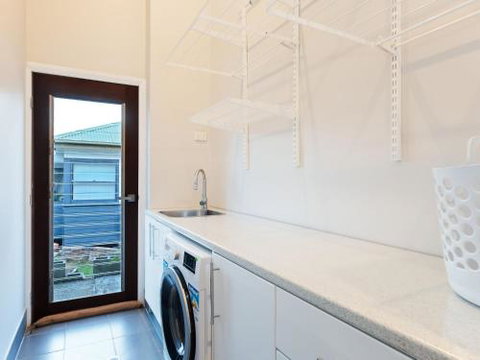 Absolute Waterfront Lakehouse Fishing Point Waterfront Pool Jetty - Accommodation Sydney 1