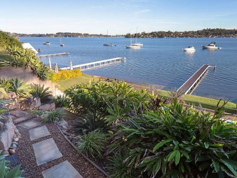 Absolute Waterfront Lakehouse Fishing Point Waterfront Pool Jetty - Accommodation Sydney 6
