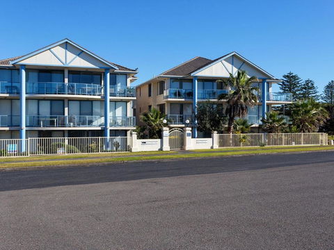 Across The Road From The Beach! - Accommodation Sydney 5