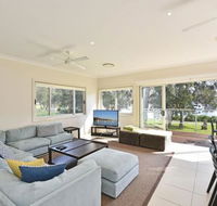 Wangi Lakehouse renovated Lake Macquarie lakefront Location - Sydney 4u