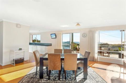 TASSIE SEASIDE SERENITY LAbode Accommodation - Sydney 4u 4