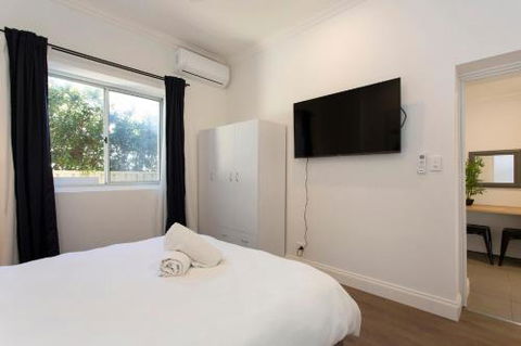 Dingo At White Gum Lodge - Sydney 4u 6