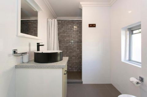 Dingo At White Gum Lodge - Sydney 4u 1