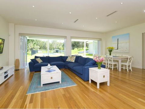 Echo Beach House 16 Reflections Dr Luxurious House With Magnificent Pool & Ducted Air - Accommodation Sydney 5