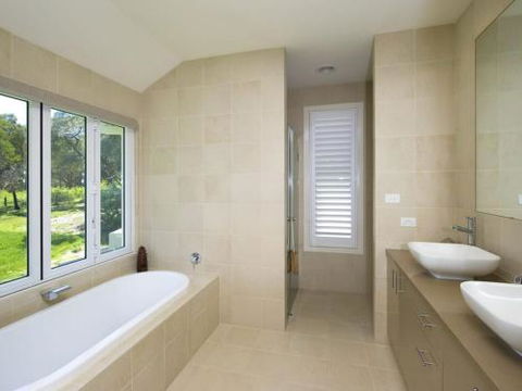 Echo Beach House 16 Reflections Dr Luxurious House With Magnificent Pool & Ducted Air - Accommodation Sydney 4