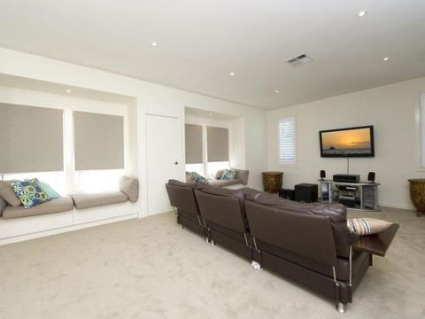 Echo Beach House 16 Reflections Dr Luxurious House With Magnificent Pool & Ducted Air - Accommodation Sydney 3