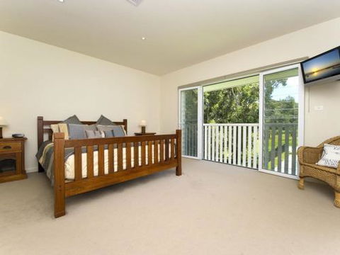 Echo Beach House 16 Reflections Dr Luxurious House With Magnificent Pool & Ducted Air - Accommodation Sydney 1
